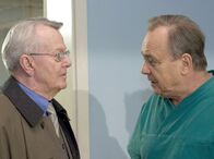 In aller Freundschaft – MDR Fernsehen IN ALLER FREUNDSCHAFT FOLGE 303, "Freundschaftskrise" Uhr. Professor Keller (Gert Gütschow, li.) konfrontiert Professor Simoni (Dieter Bellmann, re.) mit dem Gerücht, das Simonis Schwerhörigkeit und die Komplikationen bei Bertas Operation zusammenhängen.