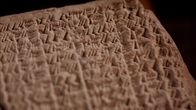 Unser Universum – Antike Keilschrift auf Ton. Keilschrift wurde auf Ton geschrieben. Mit einem keilförmigen Stift erzeugt man diese eckigen Linien, die aneinandergereiht Wörter ergeben. Hunderttausende von Keilschrifttexten wurden von Archäologen geborgen, aber entschlüsselt wurden sie erst 1802.