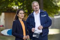 WaPo Berlin – Jasmin Sayed (Sesede Terziyan, l.) und Axel Sommer (Oliver Breite, r.) beobachten die Familie des Opfers.