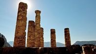 Große Völker – Der Apollotempel von Delphi - Delphi ist der wichtigste Pilgerort, das "Lourdes der Antike". In Delphi liegt für die Griechen der Nabel der Welt.