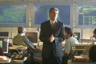 10.5 - Apokalypse – Roy Nolan (Fred Ward) gehört zum Erdbeben-Krisestab.