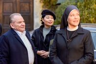 Um Himmels Willen – Die chinesische Delegation möchte sich im Kloster umsehen. Schwester Hanna hat eine Idee (v.li.: Fritz Wepper, Mooon Suk, Janina Hartwig).