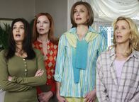 Desperate Housewives – Rückblick in vergangene Zeiten: Susan (Teri Hatcher, l.), Bree (Marcia Cross, 2.v.l.), Mary Alice (Brenda Strong, 2.v.r.) und Lynette (Felicity Huffman, r.) ...