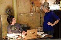 Young Sheldon – Georgie Cooper (Montana Jordan, l.); Connie "Meemaw" Tucker (Annie Potts, r.)