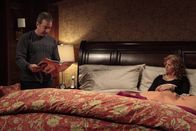 Last Man Standing – Mike (Tim Allen, l.) und Vanessa (Nancy Travis, r.) vermuten, dass Mandy viel zu spät nach Hause gekommen ist. Mit einer List wollen sie ihre Tochter überführen ...