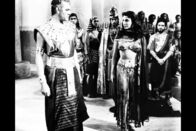 Land der Pharaonen – Pharao Cheops (Jack Hawkins) kann der Schönheit Nellifers (Joan Collins) nicht widerstehen.