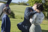 Father Brown – Ned Le Broc (Oliver Dimsdale, M.) küsst Meg Le Broc (Leah Whitaker, r.) überraschend vor den Augen ihrer Tochter Milly Le Broc (Madeleine Harris, l.). Meg ist alles andere als begeistert.