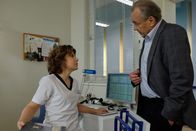 In aller Freundschaft – Professor Simoni (Dieter Bellmann) hat einen Termin in der Sachsenklinik, als eine Patientin eingeliefert wird, die ihm bekannt vorkommt. Er bittet Schwester Ulrike (Anita Vulesica) um die Akte, um herauszufinden, warum Vera Kleinschmidt hier Patientin ist.