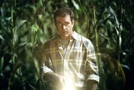 Signs - Zeichen – Farmer Graham Hess (Mel Gibson) entdeckt eines Tages einen 200 Meter großen Kornkreis in einem seiner Felder. Sind die rätselhaften Symbolen Botschaften aus einer anderen Zivilisation?; Farmer Graham Hess (Mel Gibson) entdeckt eines Tages einen 200 Meter großen Kornkreis in einem seiner Felder. Sind die rätselhaften Symbolen Botschaften aus einer anderen Zivilisation?