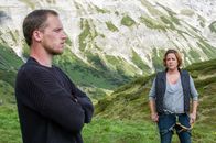 Die Bergretter – Philipp Binder (Kai Malina, l.) eröffnet Sabine Lechner (Muriel Baumeister, r.), dass er ihr leiblicher Sohn ist. Doch verzeihen kann er ihr nicht.