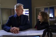 Navy CIS – Müssen sich mit den Veränderungen im Team auseinandersetzen: Gibbs (Mark Harmon, l.) und Dr. Grace Confalon (Laura San Giacomo, r.) ...
