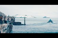 Maroni - Im Reich der Schatten – Chloé Bresson (Stéphane Caillard) hat ihren Fall theoretisch beendet und fährt für ihre letzte Erledigung aufs Meer hinaus.