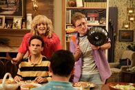 The Goldbergs – (v.l.n.r.) Barry Goldberg (Troy Gentile); Beverly Goldberg (Wendi McLendon-Covey); Adam Goldberg (Sean Giambrone)