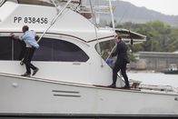 Death in Paradise – Dwayne Myers (Danny John-Jules, l.) und DI Richard Poole (Ben Miller, r.) verfolgen eine Verdächtige.