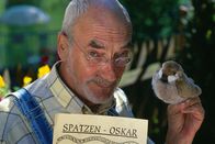 Löwenzahn Classics – Peter (Peter Lustig) hat vom Bärstädter Filmteam für seine Hilfe beim Drehen des Films "Der Spatz von Bärstadt" den SPATZEN-OSKAR verliehen bekommen.