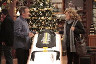 Last Man Standing – Wie jedes Jahr weiß Mike (Tim Allen, l.) auch dieses Weihnachten nicht, was er seiner Frau Vanessa (Nancy Travis, r.) schenken soll. Er hält es für das Beste, ihr ein paar familienfreie Tage zu schenken. Allerdings weiß er noch nicht, wie er die Familie loswerden soll ...