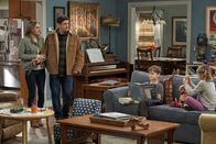 Outmatched - Allein unter Genies – (v.l.n.r.) Kay (Maggie Lawson); Mike (Jason Biggs); Marc (Jack Stanton); Leila (Oakley Bull)