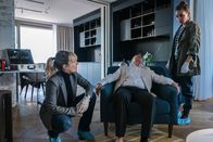 Tatort – Es gibt ein prominentes Mordopfer zu beklagen: Tessa Ott (Carol Schuler, re.) und Isabelle Grandjean (Anna Pieri Zuercher) untersuchen das Mordopfer James McDermott (David Chrisman).