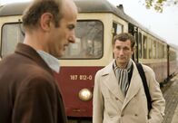 Alle Zeit der Welt – Rudolf (Johannes Herrschmann, li.) holt seinen Bruder Klaus (Heikko Deutschmann) von der Bahn ab.