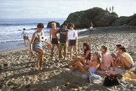 Karate Kid – Daniel (Ralph Macchio, vorne l.) zieht mit seinen Eltern nach Kalifornien um. Doch zwischen den blonden, kalifornischen Surfern steht der dunkle Junge aus New Jersey heraus und wird prompt das Opfer von Hänseleien und Schlägereien ...