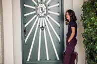 Hubert und Staller – Katja (Maya Haddad) ist Übersetzerin und sollte einen Vertrag für Flachsbichler übersetzen.
