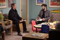 Last Man Standing – (v.li.) Tim Allen (Mike Baxter), Jordan Masterson (Ryan Vogelson).