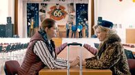 Lotti oder der etwas andere Heimatfilm – Lily (Judith Srocke, li.) trifft nach langer Zeit ihre alte Freundin Lotti (Marion Mitterhammer, re.) wieder.