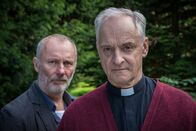 Inspector Barnaby – Die feindlichen Brüder Christopher (Aden Gillett, l.) und Peter Corby (Malcolm Sinclair, r.) bei einer ihrer tunlichst seltenen Begegnungen.