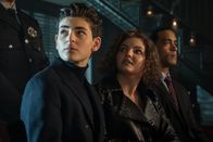 Gotham – Bruce Wayne (David Mazouz, l.); Selina Kyle (Camren Bicondova, r.)