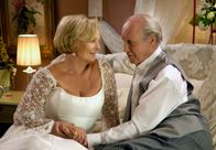 Mamas Flitterwochen – ARD MAMAS FLITTERWOCHEN, Deutschland 2008, Regie Thomas Jacob Uhr im Ersten. Frisch getraut: Hilde (Ruth Maria Kubitschek) und Theo (Ernst Stankovski) vor ihrer Hochzeitsnacht.