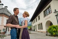 Der Bergdoktor – Susanne (Natalie O'Hara) ist erleichtert, dass Hans (Heiko Ruprecht) die Verpflichtungen des Hofs hinter sich gelassen hat und sie sich nun ganz auf ihre kleine Familie konzentrieren können.