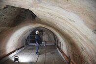 Schätze des Römischen Reichs – Dr. Maria Bartoli untersucht die laufenden Konservierungsarbeiten an den Fresken der unterirdischen Überreste der Domus Aurea von Kaiser Nero. (Kredit: National Geographic)