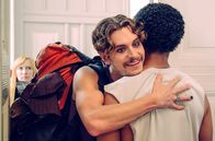 All You Need – Sarina (Christin Nichols, li.) hat eine Idee: Simon (Ludwig Brix, Mitte) soll bei Vince (Benito Bause) einziehen!