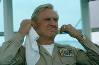Hot Shots! Die Mutter aller Filme – Seine Fähigkeiten beschränken sich in erster Linie auf Taschentücher durch die Ohren ziehen: Admiral Benson (Lloyd Bridges) ...