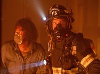 9-1-1 Notruf L.A. – L-R: Saleh (Samba Schutte) and Evan 'Buck' Buckley (Oliver Stark)