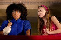 Home Sweet Rome – Lucy (Kensington Tallman, r.) und ihre Klassenkameradin Charlotte (Gloria Colston) haben sich für eine Filmpremiere schick gemacht.