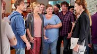 Der Lehrer – v.l.), Knopmacher (Nadine Wrietz) und Sievers (Rainer Piwek) feiern ausgelassen, während wochenlang der Unterricht ihrer Tochter ausfällt? Ein No-Go!