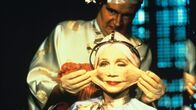 Brazil – Während sich Mrs. Lowry (Katherine Helmond) einem chirurgischen Eingriff bei Dr. Jaffe (Jim Broadbent) unterzieht, zieht sie heimlich die Fäden für die Karriere ihres Sohnes.