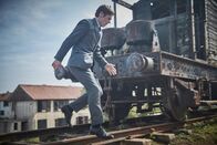 Der junge Inspektor Morse – DS Endeavour (Shaun Evans) entkommt nur knapp dem anfahrendem Zug.