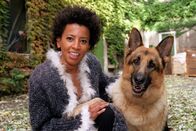 Kommissar Rex – Arabella Kiesbauer (Nina Klaus).