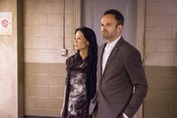 Elementary – Bei den Ermittlungen in einem ganz besonderen Fall: Sherlock Holmes (Jonny Lee Miller, r.) und Joan Watson (Lucy Liu, l.) ...