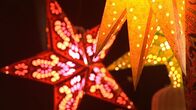 Weihnachten mit Thomas Rühmann – Beleuchtete Weihnachtssterne.