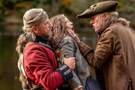 Outlander - Die Highland-Saga – Outlander Staffel 5 Folge 12 Brutale Rache: Gerald Tyler als Arvin Hodgepile, Caitriona Balfe als Claire Randall, Ned Dennehy als Lionel Brown Copyright: SRF/Sony Pictures Television Inc.