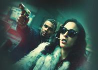 Bonnie & Clyde – Esra (Dilan Yurdakul) und Greg (Yannick Jozefzoon) werdem als das Verbrecherpärchen "Bonnie und Clyde" im ganzen Land gesucht.