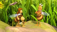 Die Biene Maja – Richter Bienenwachs klagt Maja bei Frau Kassandra an.