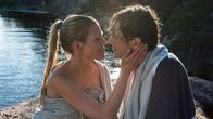 Inga Lindström: Das Postboot in den Schären – Inga Lindström – Das Postboot in den Schären Die beiden kommen sich näher: Nora Kipter als Saga, Alexander Gier als Lars Copyright: SRF/ZDF/Ralf Wilschewski