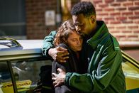 Trigonometry – Ray (Ariane Labed) und Kieran (Gary Carr) ahnen nicht, dass sie beim Kuscheln beobachtet werden.