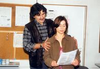 In aller Freundschaft – Der Mann von Claudia Bauer (Annett Kruschke) liegt mit Vergiftungssymptomen in der Sachsenklinik. Als sich das Krankheitsbild verschlimmert, erfährt Claudia von seinem Chef Eisner (Wolfgang Kühne, rechts), dass er Industriemuell illegal in Rumänien entsorgt hat - etwa giftiger Industriemüll?