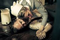 Charité – Ida (Alicia von Rittberg) findet Emil Behring (Matthias Koeberlin) mit einer Überdosis Opium.