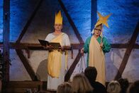 Comedy-Scheune – Alois und Elsbeth Gscheidle (Marcus Neuweiler und Birgit Pfeiffer) versuchen sich als die "scheinheiligen Zweikönige".